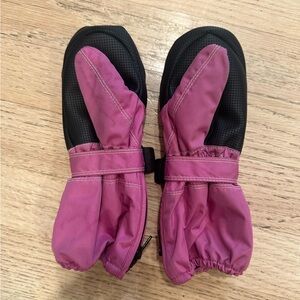 Hestra toddler gloves size 2. My daughter used these at age 2 and 3.